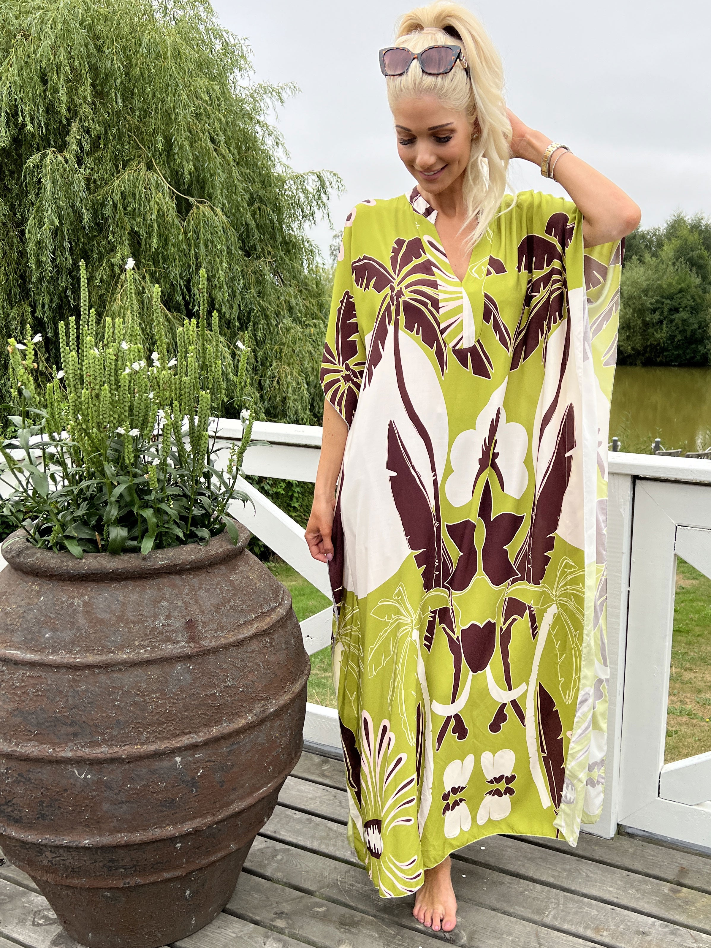 Ilya - Lang løs kjole med stort bladmønster